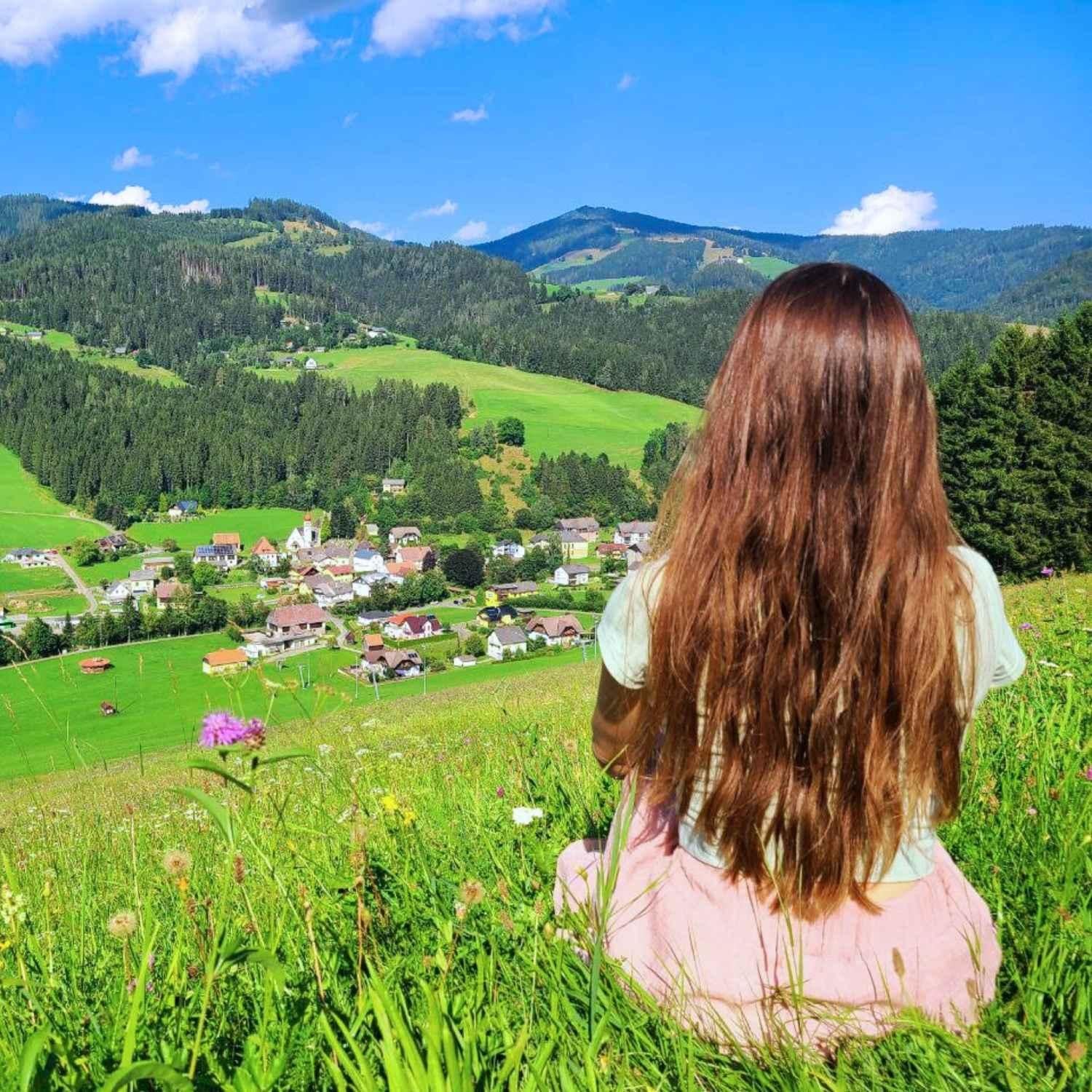 Blick auf idyllisches Bergdorf in der Steiermark | Naturstoff