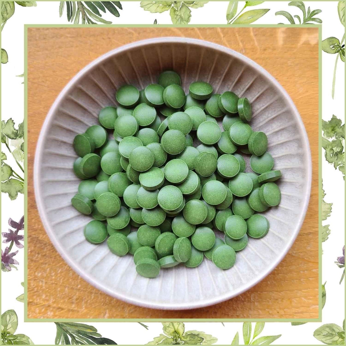 Chlorella Presslinge auf Holztisch Naturstoff
