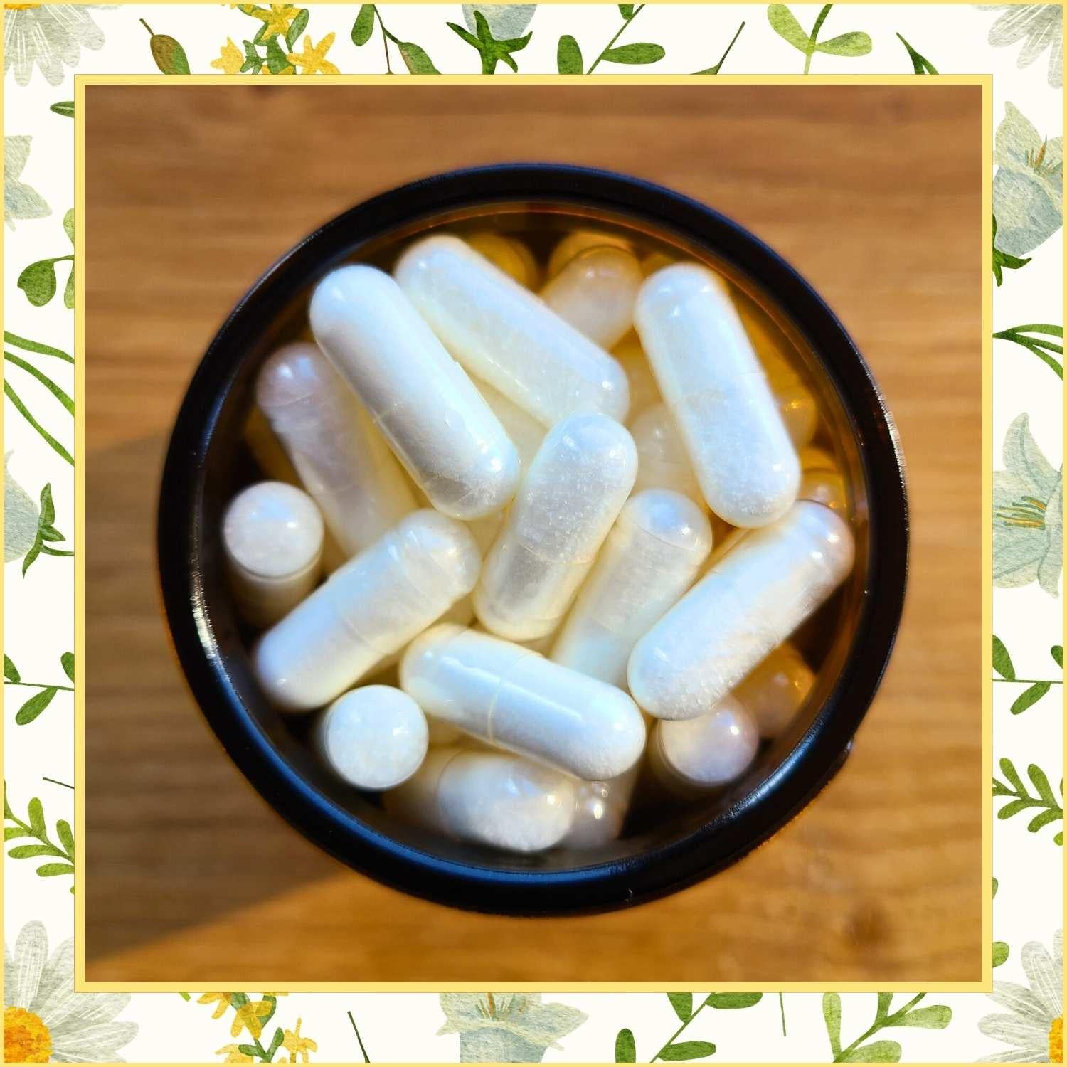 Kalium Kapseln in Glastiegel auf Holztisch | Naturstoff