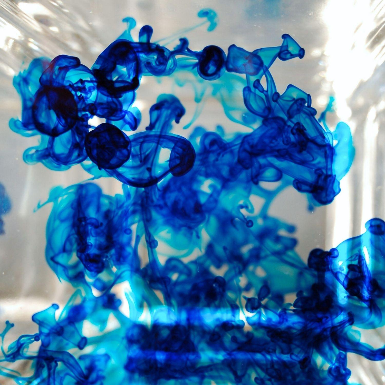 Methylenblau Tropfen in Wasser | Naturstoff