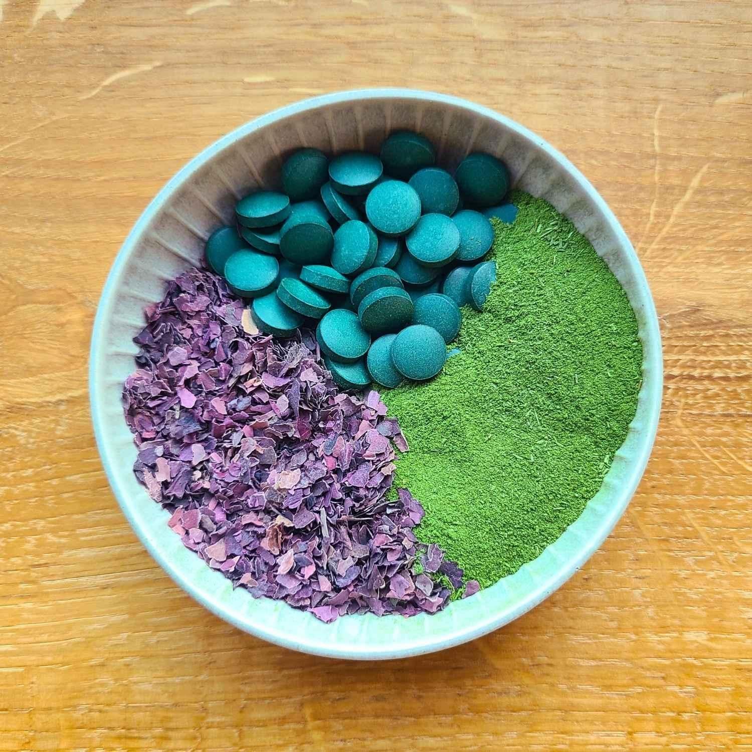 Natürliche Helferlein Superfoods Entgifter Pulver in Schale | Naturstoff