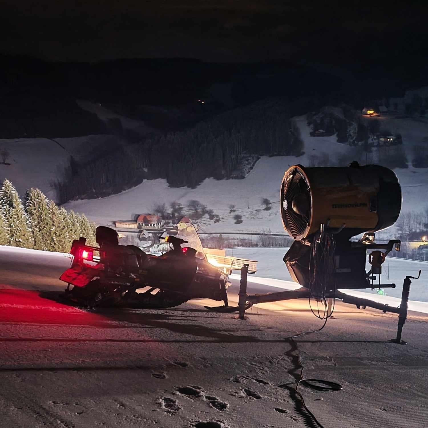 Schneekanone am Skilift | Naturstoff