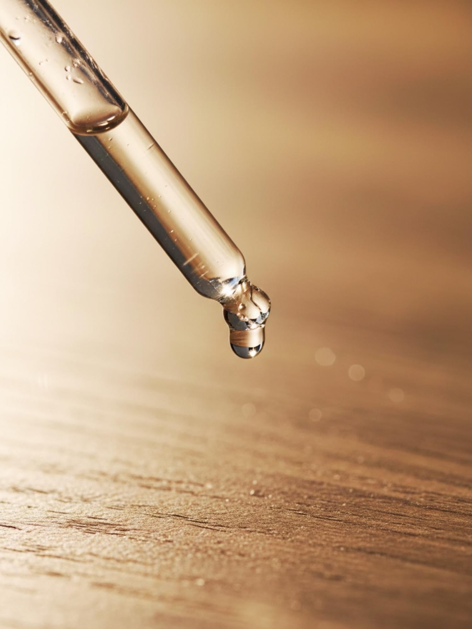 Pipette mit Zink über Holztisch | Naturstoff